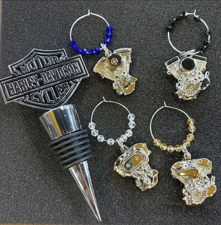 Ensemble bouchon à vin et breloques